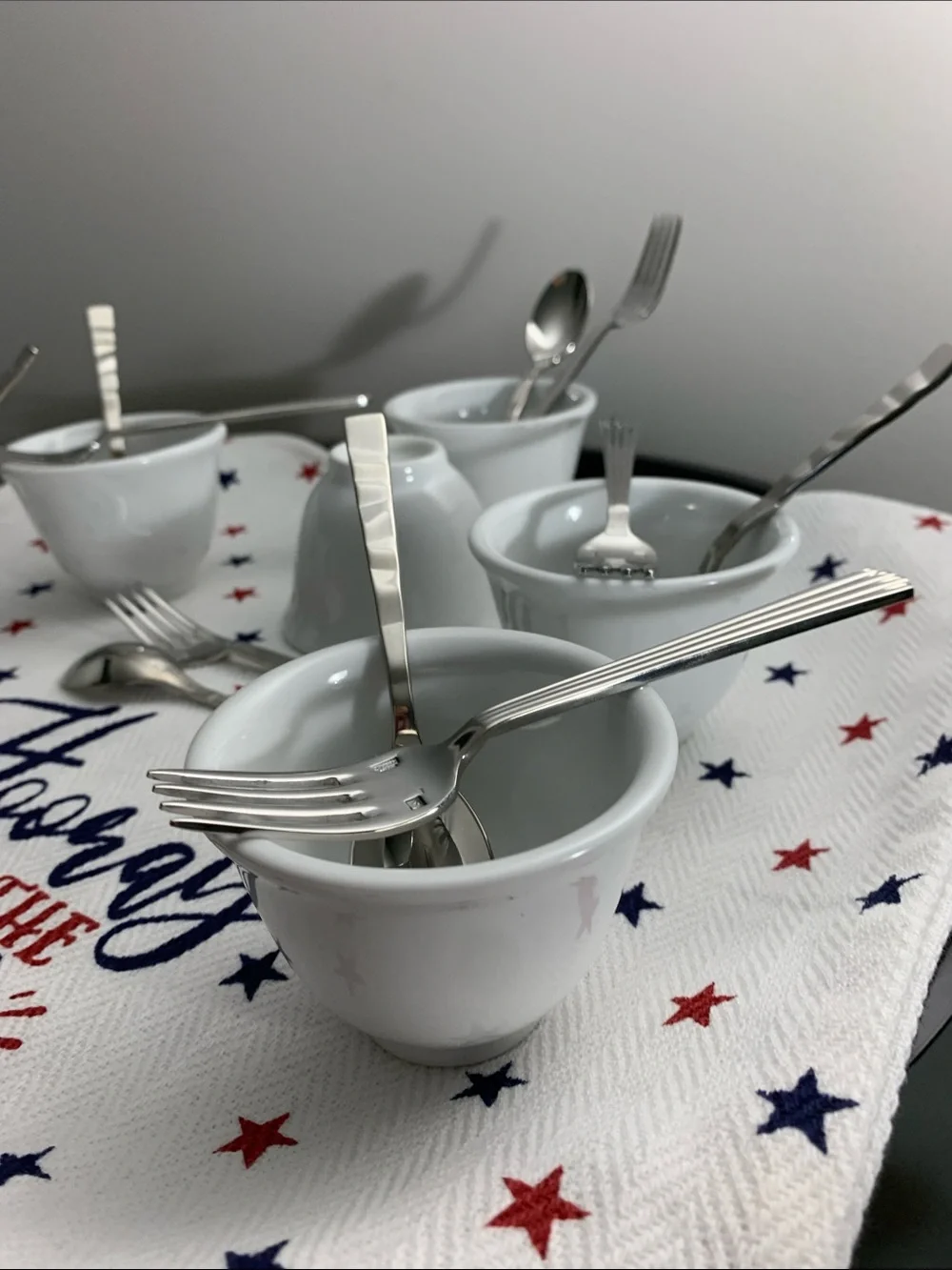 ONEIDA 18 Pc Set for 6 Guests - High End Dipping Party